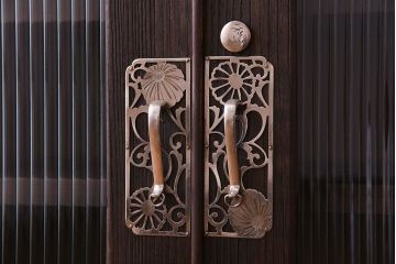 アンティーク家具　和モダン　ヒノキ材　モールガラス入り!　上品な趣きのローボード(テレビボード、リビングボード)