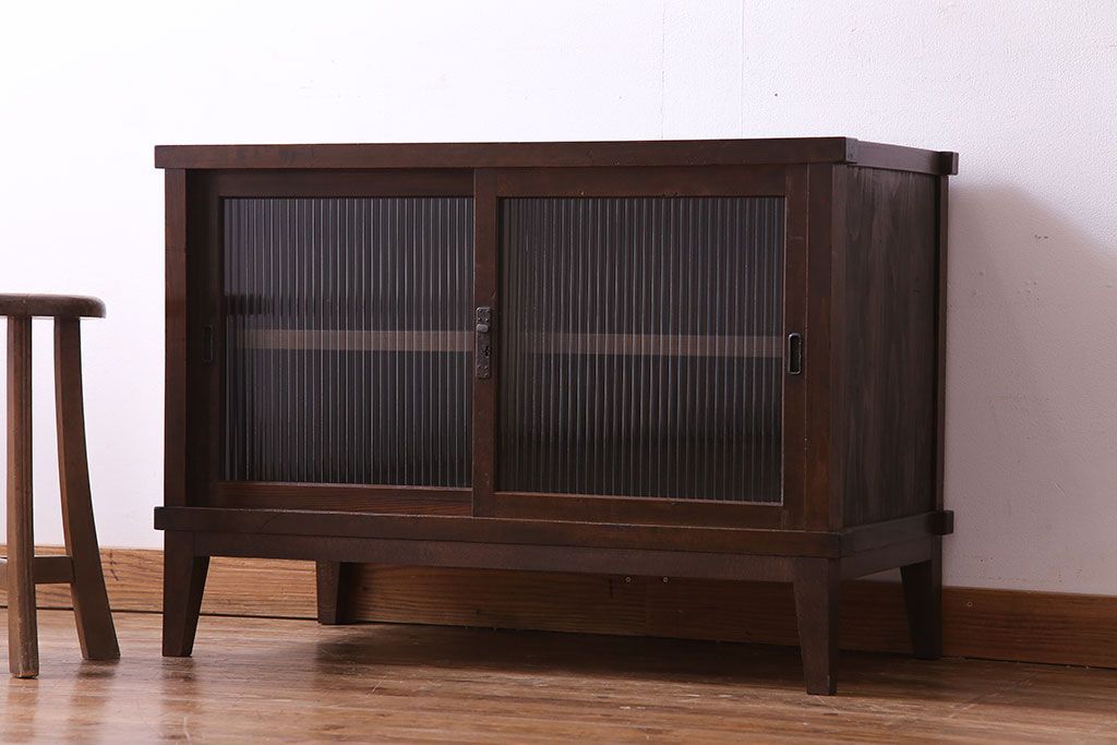 レトロ家具　和製アンティーク　人気のモールガラス!　レトロな脚付きローボード(ローチェスト、テレビボード)
