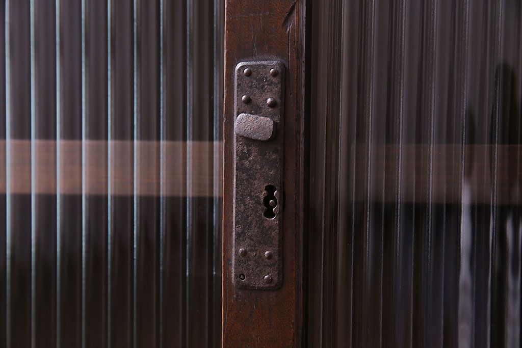 レトロ家具　和製アンティーク　人気のモールガラス!　レトロな脚付きローボード(ローチェスト、テレビボード)