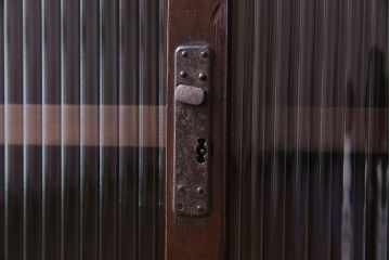 レトロ家具　和製アンティーク　人気のモールガラス!　レトロな脚付きローボード(ローチェスト、テレビボード)