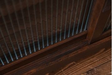 レトロ家具　和製アンティーク　人気のモールガラス!　レトロな脚付きローボード(ローチェスト、テレビボード)