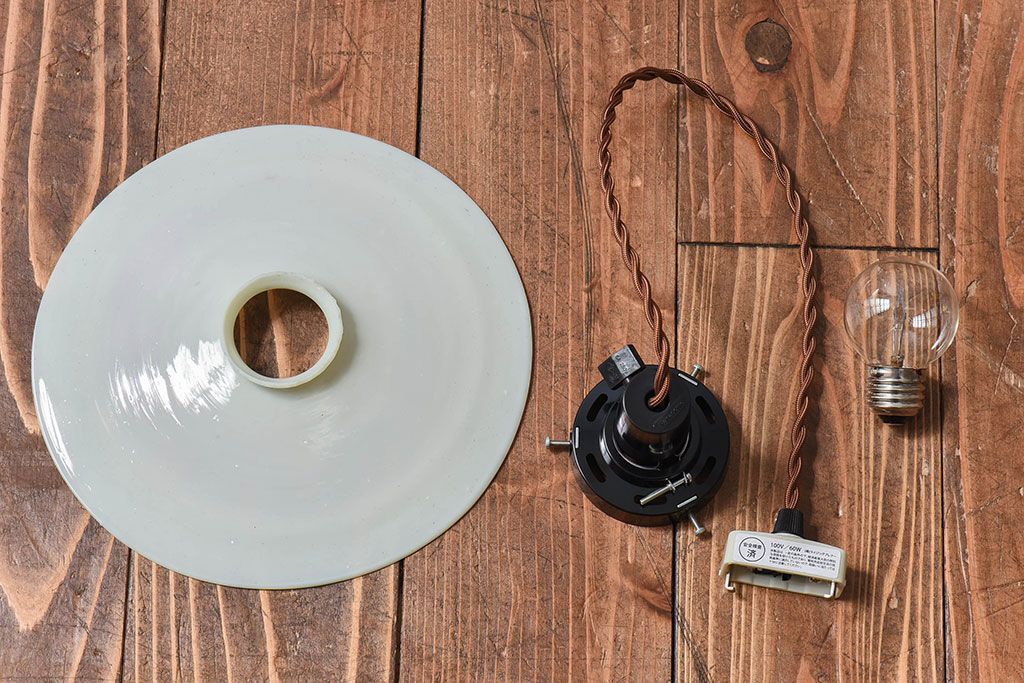 昭和レトロ　昔懐かしい魅力のある平笠シェード(天井照明、ペンダントライト)(1)