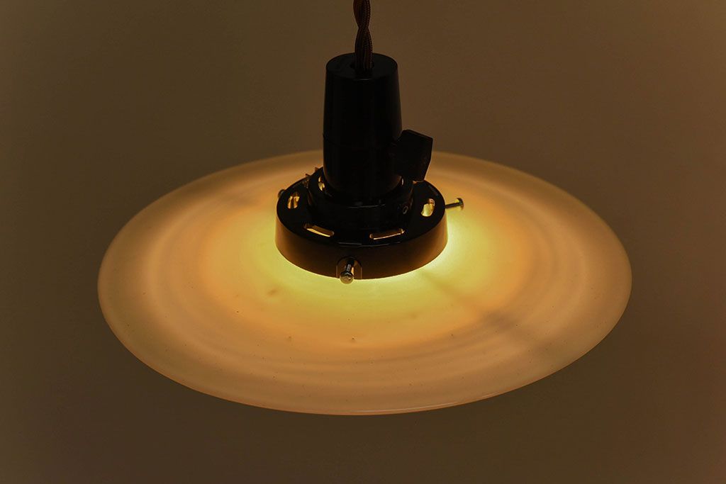 昭和レトロ　昔懐かしい魅力のある平笠シェード(天井照明、ペンダントライト)(2)