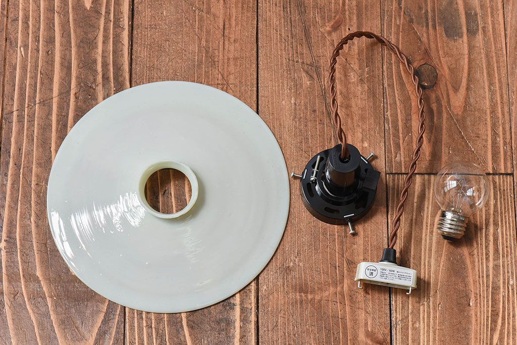 昭和レトロ　昔懐かしい魅力のある平笠シェード(天井照明、ペンダントライト)(2)