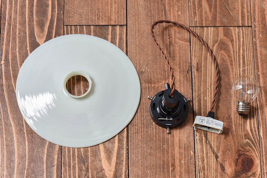 昭和レトロ　昔懐かしい魅力のある平笠シェード(天井照明、ペンダントライト)(3)