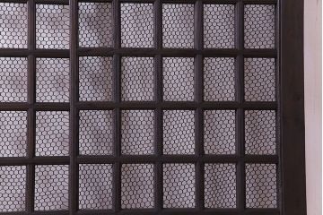 【商談品】和製アンティーク　細めのデザインが上品な明治期の古いくぐり戸(蔵戸、格子戸、玄関戸)