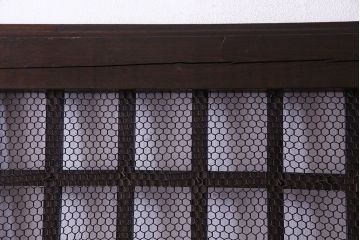【商談品】和製アンティーク　細めのデザインが上品な明治期の古いくぐり戸(蔵戸、格子戸、玄関戸)