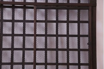 【商談品】和製アンティーク　細めのデザインが上品な明治期の古いくぐり戸(蔵戸、格子戸、玄関戸)