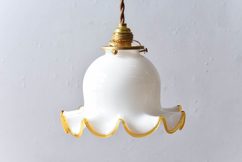 ビンテージ　黄縁フリルのかわいらしいシェード(天井照明、吊り下げ照明)