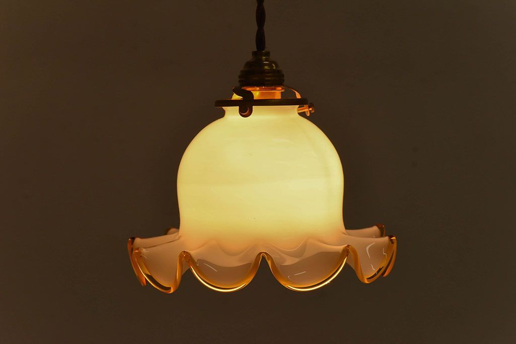 ビンテージ　黄縁フリルのかわいらしいシェード(天井照明、吊り下げ照明)