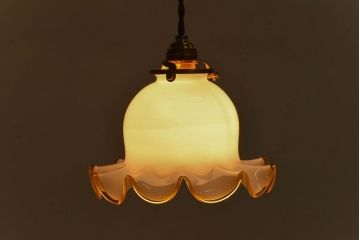 ビンテージ　黄縁フリルのかわいらしいシェード(天井照明、吊り下げ照明)