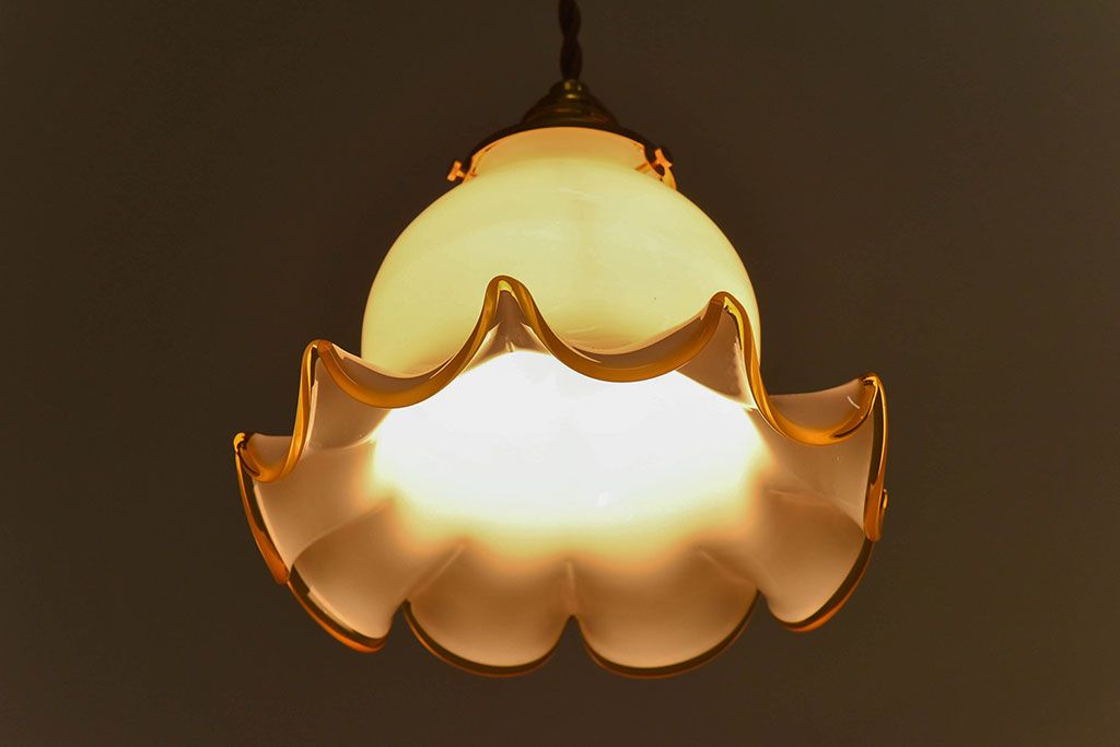 ビンテージ　黄縁フリルのかわいらしいシェード(天井照明、吊り下げ照明)