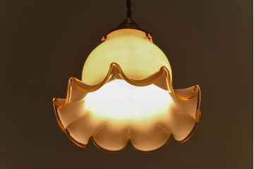 ビンテージ　黄縁フリルのかわいらしいシェード(天井照明、吊り下げ照明)