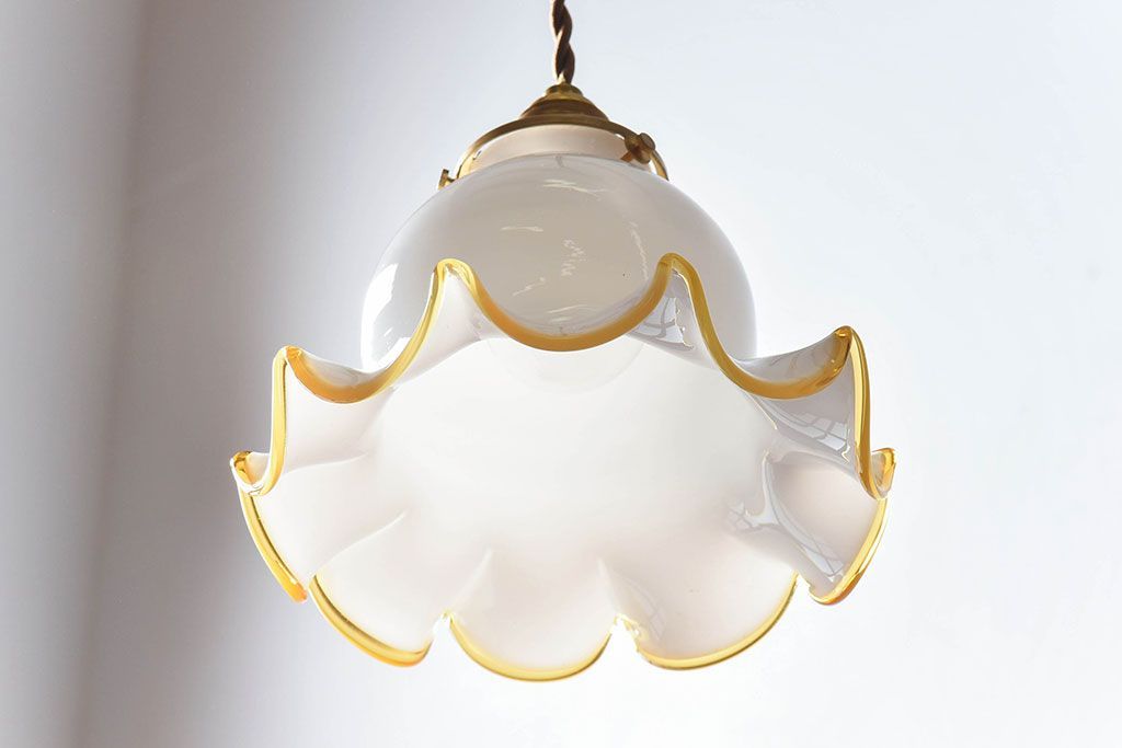 ビンテージ　黄縁フリルのかわいらしいシェード(天井照明、吊り下げ照明)