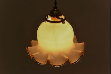ビンテージ　黄縁フリルのかわいらしいシェード(天井照明、吊り下げ照明)