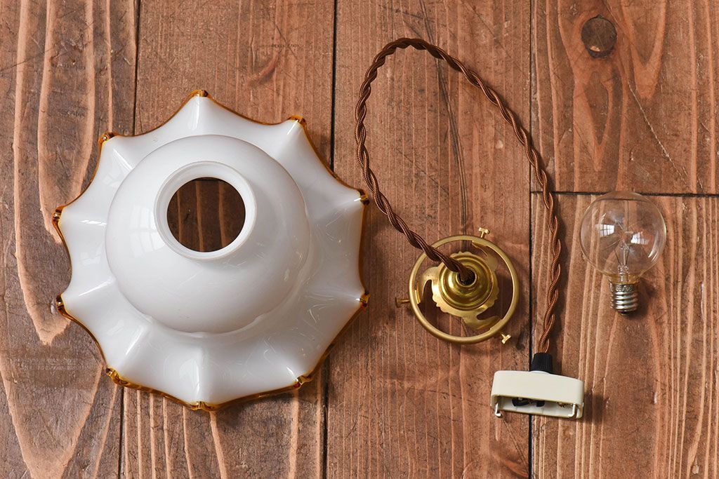 ビンテージ　黄縁フリルのかわいらしいシェード(天井照明、吊り下げ照明)