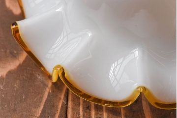 ビンテージ　黄縁フリルのかわいらしいシェード(天井照明、吊り下げ照明)