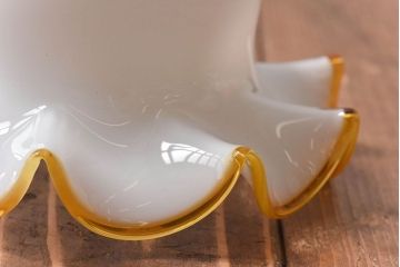 ビンテージ　黄縁フリルのかわいらしいシェード(天井照明、吊り下げ照明)