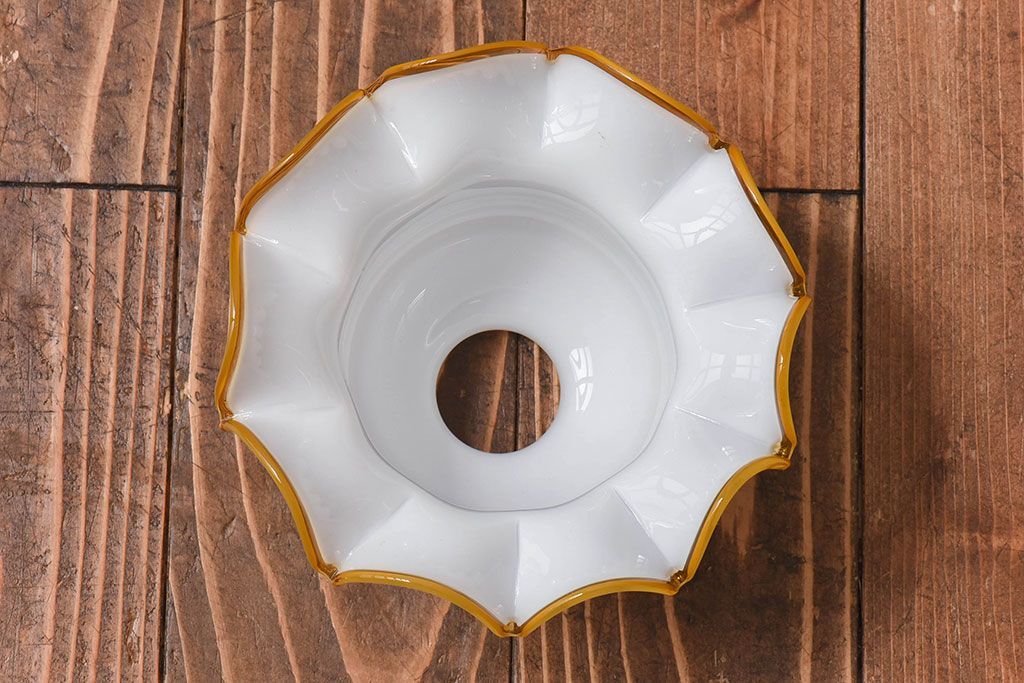 ビンテージ　黄縁フリルのかわいらしいシェード(天井照明、吊り下げ照明)