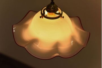 ビンテージ　赤縁フリルのかわいらしいシェード(天井照明、吊り下げ照明)