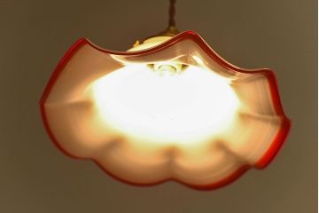 ビンテージ　赤縁フリルのかわいらしいシェード(天井照明、吊り下げ照明)