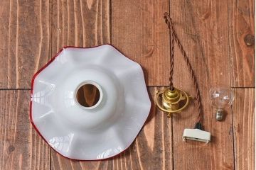 ビンテージ　赤縁フリルのかわいらしいシェード(天井照明、吊り下げ照明)