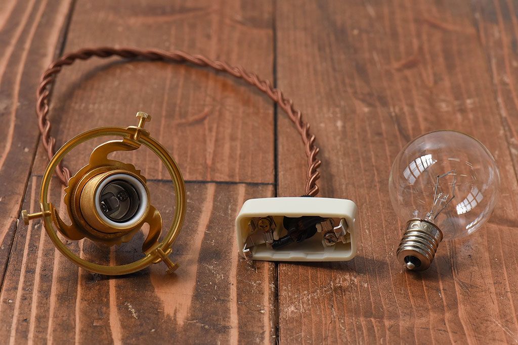 ビンテージ　赤縁フリルのかわいらしいシェード(天井照明、吊り下げ照明)