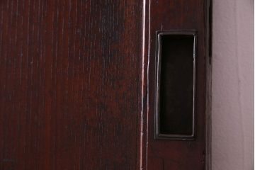 和製アンティーク　ケヤキ材　金具が和の魅力を引き立てる漆塗りの蔵戸(引き戸、建具、玄関戸)