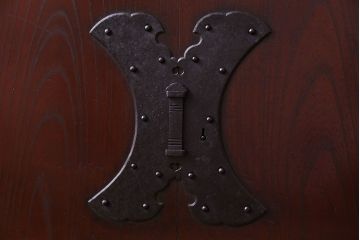 和製アンティーク　ケヤキ材　金具が和の魅力を引き立てる漆塗りの蔵戸(引き戸、建具、玄関戸)