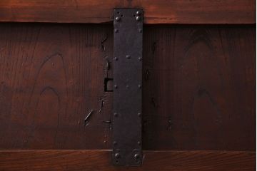 和製アンティーク　ケヤキ材　金具が和の魅力を引き立てる漆塗りの蔵戸(引き戸、建具、玄関戸)