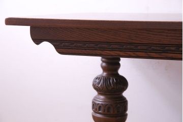 中古　old charm(オールドチャーム) オーク材　手彫りの装飾が印象的なダイニングテーブル(定価約22万円)