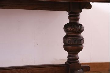 中古　old charm(オールドチャーム) オーク材　手彫りの装飾が印象的なダイニングテーブル(定価約22万円)