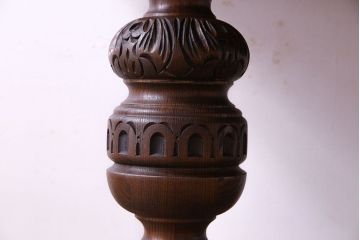 中古　old charm(オールドチャーム) オーク材　手彫りの装飾が印象的なダイニングテーブル(定価約22万円)