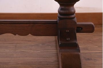 中古　old charm(オールドチャーム) オーク材　手彫りの装飾が印象的なダイニングテーブル(定価約22万円)