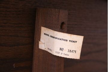 中古　old charm(オールドチャーム) オーク材　手彫りの装飾が印象的なダイニングテーブル(定価約22万円)