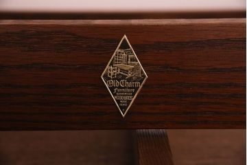 中古　old charm(オールドチャーム) オーク材　手彫りの装飾が印象的なダイニングテーブル(定価約22万円)