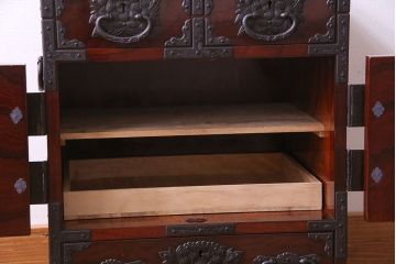 中古　熊野洞　手打ち金具の意匠が目を引く仙台箪笥(小箪笥)(定価約38万円)