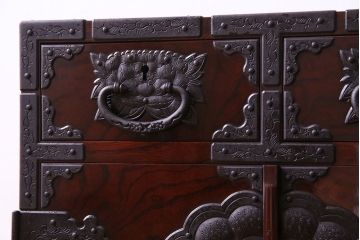 中古　熊野洞　手打ち金具の意匠が目を引く仙台箪笥(小箪笥)(定価約38万円)