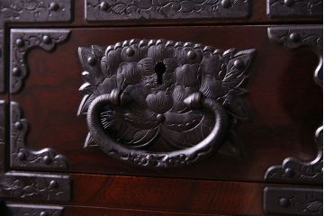 中古　熊野洞　手打ち金具の意匠が目を引く仙台箪笥(小箪笥)(定価約38万円)