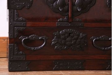中古　熊野洞　手打ち金具の意匠が目を引く仙台箪笥(小箪笥)(定価約38万円)