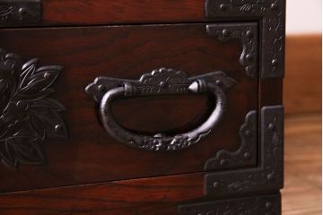 中古　熊野洞　手打ち金具の意匠が目を引く仙台箪笥(小箪笥)(定価約38万円)