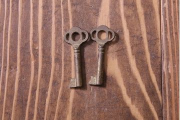中古　熊野洞　手打ち金具の意匠が目を引く仙台箪笥(小箪笥)(定価約38万円)