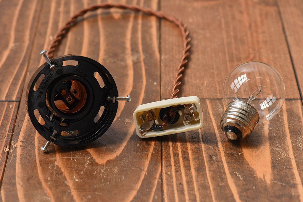 昭和レトロ　昔懐かしい魅力のある平笠シェード(天井照明、ペンダントライト)