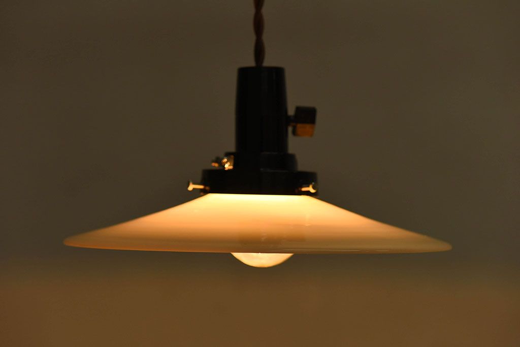 【K様ご成約済・ご決済用】昭和レトロ　シンプルな白い笠が魅力的なシェード(電笠)