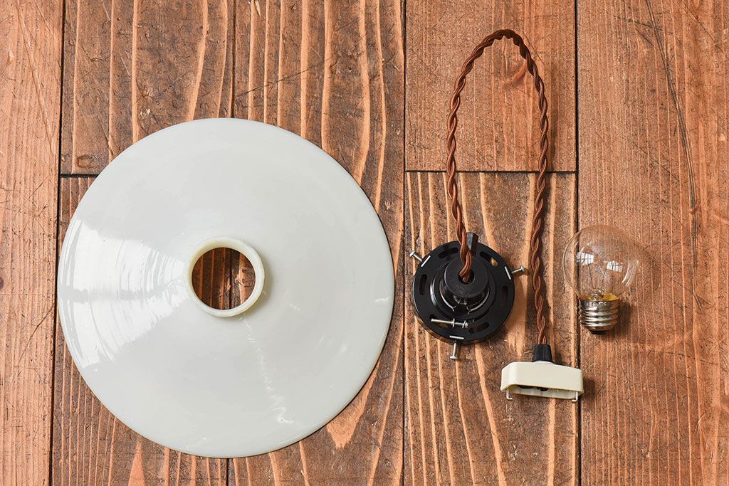 【K様ご成約済・ご決済用】昭和レトロ　シンプルな白い笠が魅力的なシェード(電笠)