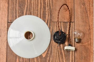 【K様ご成約済・ご決済用】昭和レトロ　シンプルな白い笠が魅力的なシェード(電笠)