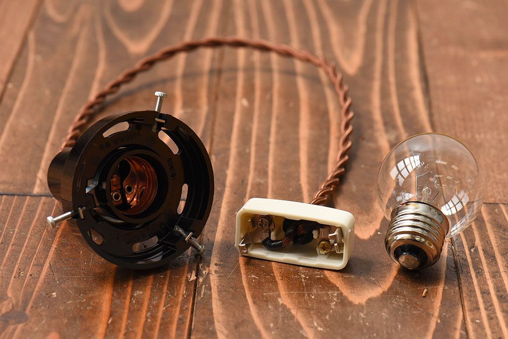 【K様ご成約済・ご決済用】昭和レトロ　シンプルな白い笠が魅力的なシェード(電笠)