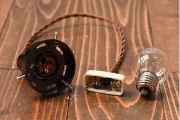 【K様ご成約済・ご決済用】昭和レトロ　シンプルな白い笠が魅力的なシェード(電笠)