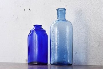 アンティーク雑貨　冴えるような青がきれいなエンボス入りアンティークボトル(薬瓶、ガラスビン)2個セット(1)