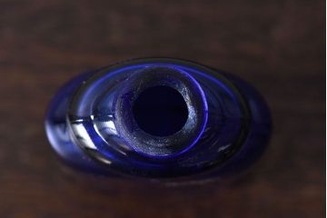 アンティーク雑貨　冴えるような青がきれいなエンボス入りアンティークボトル(薬瓶、ガラスビン)2個セット(1)